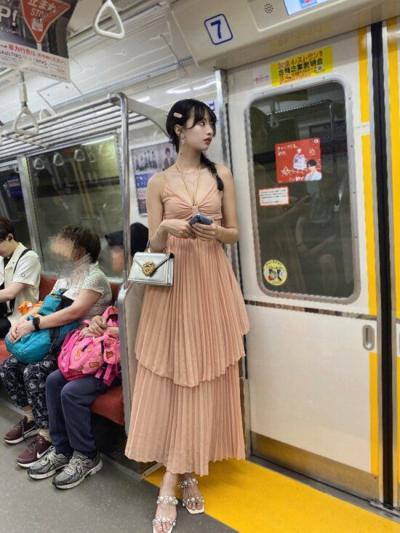 人気モデルの電車内の服装に指摘「犯罪にあってからじゃ遅い」本人反論「着てる方が悪い風潮いつ終わるの？」