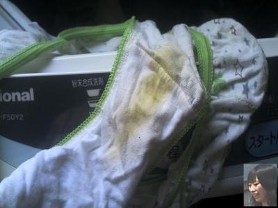 可愛い妹の洗濯機の中にあったパンツのシミ付き写メの盗撮エロ画像