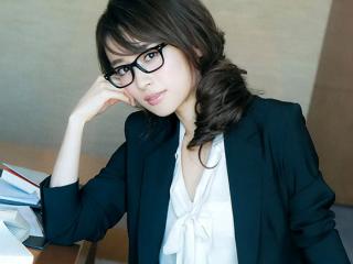 衝撃ボディーのモデル泉里香(２８) セクシーな研究者スタイル＆チャイナドレス。