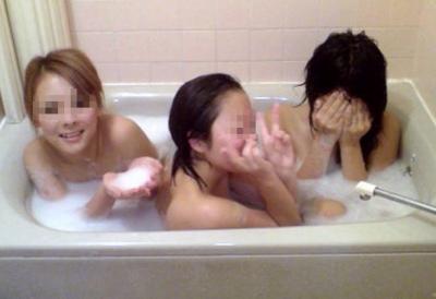 テンション上がると全裸なのにSNSに投稿してしまう女の子たち…お風呂や温泉で大騒ぎするおふざけエロ画像