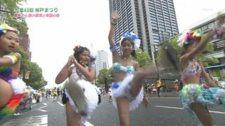 幼女達もビキニで踊る神戸サンバカーニバル中継でポロリｗw