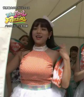 篠崎愛が相変わらずのスイカ並巨乳をテレビで見せつけている件