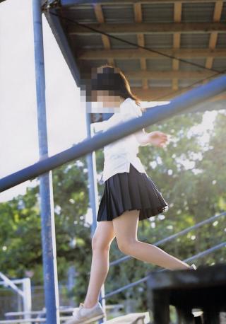 街撮り通学中JKの微エロ画像その180 陽光に輝く太もも、青春なストレートヘア、裸足の無邪気さ。