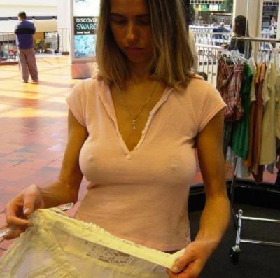 ノーブラの女性がこんなにいる…海外の街中で撮られたくっきりチクポチ！ノーブラ外国人の透け乳首エロ画像