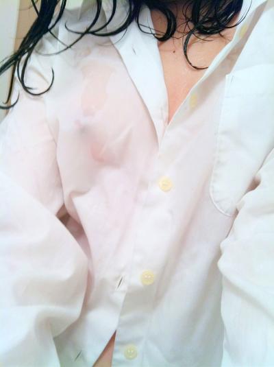 濡れたシャツがピタッと肌に張りついて乳首透け透け！！ちょーエッチなおっぱい…透け乳首画像