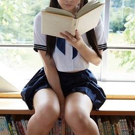 【画像】図書室にいる真面目そうな美少女が無防備な格好で読書しているぞ!!