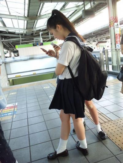 【JK街撮り画像】現代っ子だなぁ…駅のホームで電車待ちしてる女子●生が無自覚にエロをばら撒いてる街撮り画像