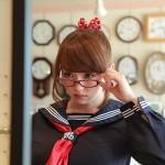 篠崎愛(21)童顔Gカップ巨乳の人気アイドルがメガネをかけてタイムスリップ