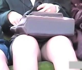電車内でOLお姉さん・JKの座り対面デルタゾーンパンチラ隠し撮りｗｗｗ【盗撮】