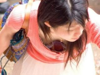 貧乳に浮きブラで乳首が見えた胸チラ盗撮エロ画像