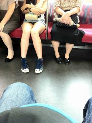 電車に座ってる女性の黒い空間のエロさは異常