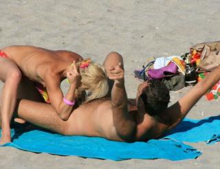 海外のヌーディストビーチで外人が野外セックスしてるエロ画像ｗｗｗｗ