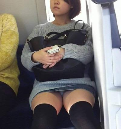 電車で対面にミニスカートのお姉さんが座ったら絶対チラ見してしまうｗｗｗ