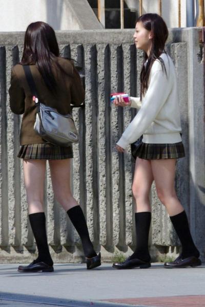 ゾクゾクするほど綺麗な生足！短いスカートで投稿する女子高生の街撮りエロ画像