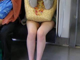 電車で見かけた美しすぎる美脚を持つ素人女性たち