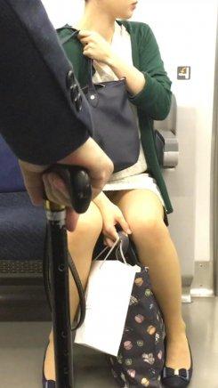 電車内でお股が油断しきってパンチラしてる素人エロ画像