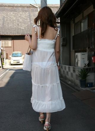 夏の街撮りで白い生地の服から透ける下着盗撮エロ画像