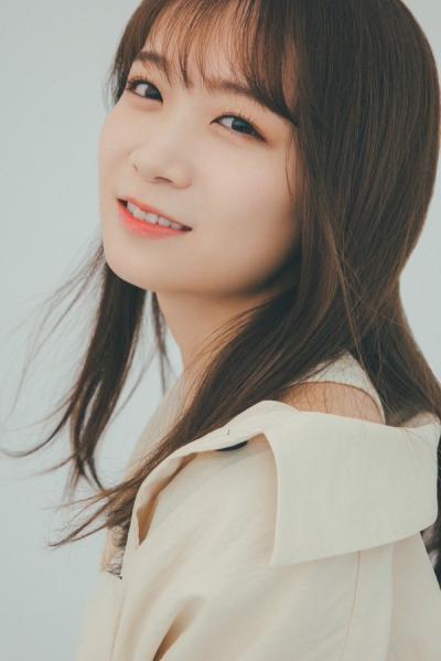 菜々緒、10年ぶり写真集に自信「小さい子にはオススメしにくい攻めた写真を選択」