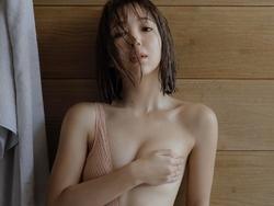 藤田ニコルが初写真集で水着脱いで生おっぱい手ブラを解禁