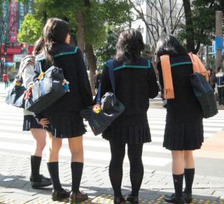 街撮り通学中JKの微エロ画像その105 下着のずれを直す指先、街中の無防備。