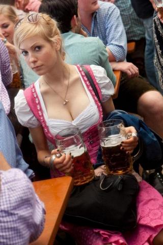 ドイツビール祭り画像！胸の谷間に酔うオクトーバーフェスト30枚