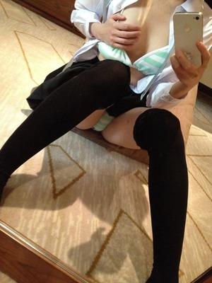 【ニーソLOVE】素人娘のニーハイ履いたエッロい太腿画像の図
