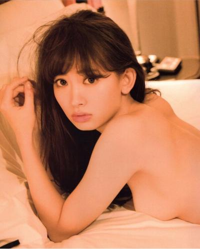 元AKB48・小嶋陽菜、巨乳おっぱいがボロローンとほぼ丸見え着替えGIF