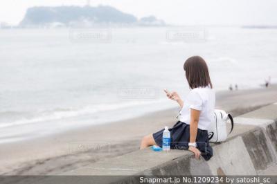 【画像】最近の女子高生さん、海で男たちを誘惑するｗｗｗ