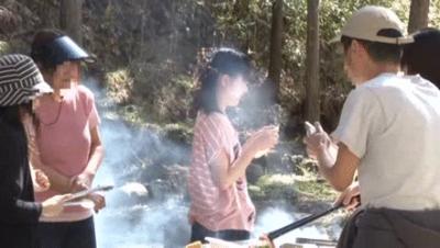 夏のキャンプ場はキケンがいっぱい…両親と来ていた女の子が変態にこっそり犯される野外レ●プGIF画像