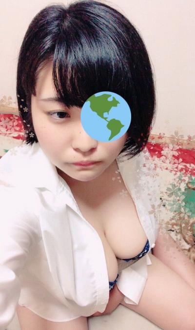 SNS自撮り系｜現役の○Kの18歳の顔出し爆乳の女の子のエロ自撮り写メ