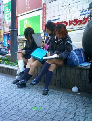 街撮り脚組みJKの微エロ画像その7 渋谷ギャル、むちむち太もも、キューティクル