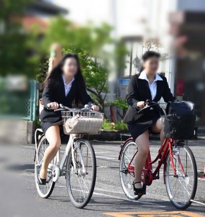 【パンチラ画像】健康の為に自転車通勤はいかが？こんなエロスが期待できますｗ