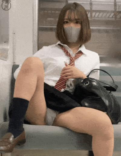 【画像】電車内のJKさん、パンツ見せたい欲が限界突破ｗｗｗ