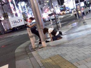 【悲報】上野駅前で彼女が彼氏に土下座