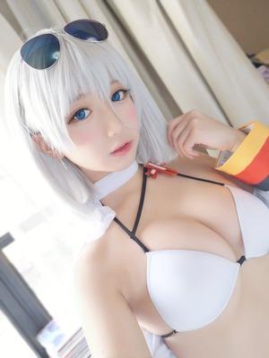 おっぱい大きいキュートエロスなコスプレイヤー画像！