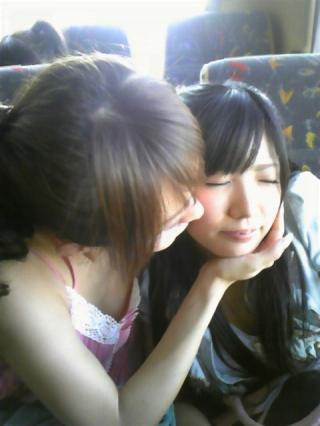 AKB48Gメンバー同士でキスしたりイチャついてるレズ百合エロ画像50枚