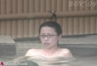 露天風呂で眼鏡の女上司の裸体を覗き見ｗｗｗ【盗撮】