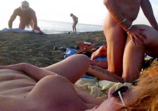 【青姦セックス画像】真昼間のビーチでちんぽ咥えたりセックスを楽しんでる外国人さんたちｗｗｗ