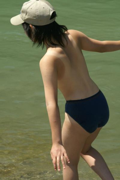 ロリJCの水着姿を盗撮したエロ画像のヤバさ…乳ポチ隆起！水着がズレてマ〇コ半分丸見えになっている子も( ﾟДﾟ)【30枚】