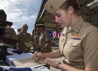 【画像】アメリカ軍の女性兵士、とんでもなくエッチなインナーを着ていたwww