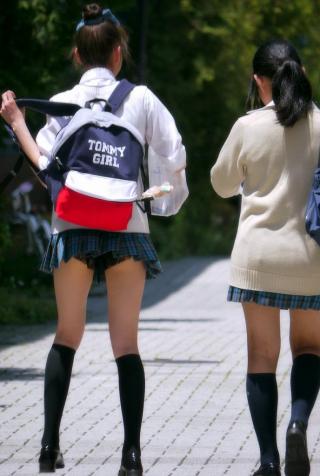 【女子高生・パンチラ画像】街で見かける女子高生達のパンチラｗｗｗｗパンチラといえば女子高生でしょ!!?ガチでレイプしたくなるような激エロな女子高生達のパンチラ画像まとめ！｜エロ画像デラックス・無料エロ画像まとめ