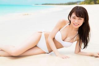 【秋元真夏 写真集 画像】乃木坂46エロ担当の秋元真夏ファースト写真集で初エロ水着公開！！白のビキニのエロ度が半端じゃない！！