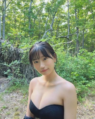 デカい…NMB48 上西怜（22）、谷間あらわな水着姿披露！