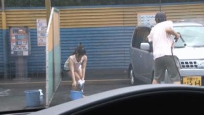 洗車中のカップル…彼氏の見ていないところで痴漢された彼女がメス堕ちする寝取られGIF画像