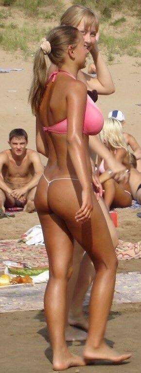 【画像】ロシアの巨乳JK、ヌーディストビーチで男を勃起させまくってしまう…