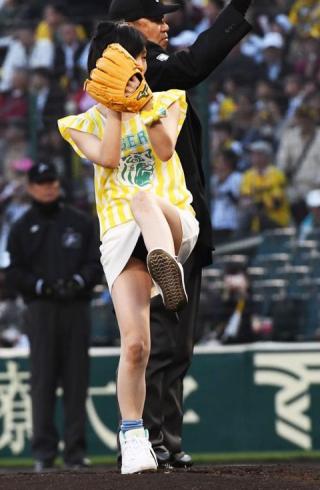 【画像あり】NMB48山本彩が始球式で豪快なパンチラを披露!!