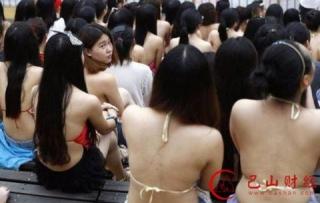 【中国】女子大生の卒業写真、まるで違法風俗店摘発現場