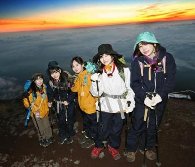 アイドルグループ「#ババババンビ」メジャーデビュー曲ヒット祈願で富士山登頂→筋肉痛で婆さんのような足取りに