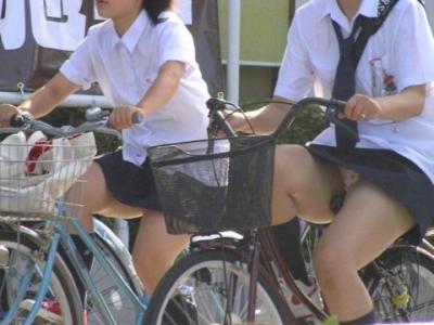 女子高生のエッチな太ももが見え過ぎ！魅惑のチラリズムに釘付け…自転車通学中のエッチな街撮り画像