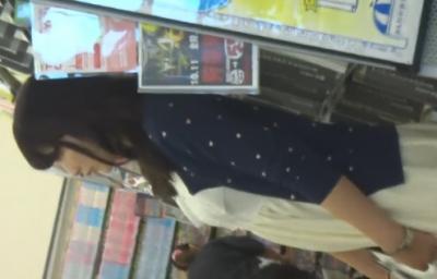 黒髪清楚系なワンピース姿の私服女子校生を本屋で赤パンティー逆さ撮り動画